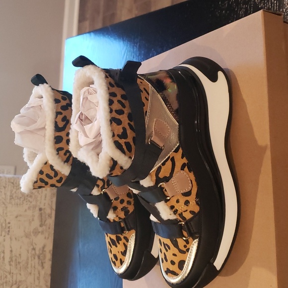 NWB! Steve Madden "Chilled" Sneaker/Boot - Picture 4 of 4